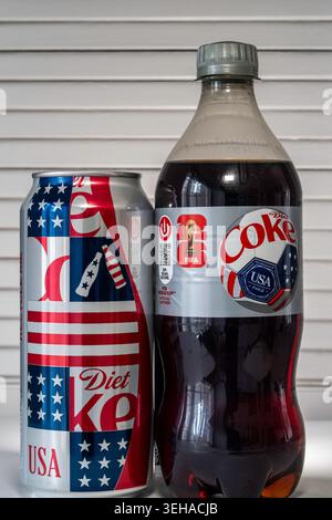 Diet Cola Verpackung mit rot, weiß und blau amerikanischer Flagge patriotisches Thema und World Cup Logo 2026, USA Stockfoto