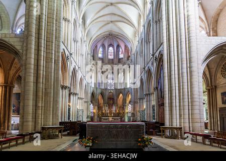 Vorderansicht des Hochaltars in der Herrenabtei in Caen. Die Aufnahme zeigt die gotische Architektur der Apsis mit großen Buntglasfenstern, soa Stockfoto
