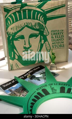 Nahaufnahme von touristischen Souvenirs, die im Museumsladen an der Freiheitsstatue 2026 in New York City, USA, gekauft wurden Stockfoto