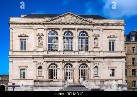 Die neoklassizistische Fassade des Palais de Justice in Boulogne-sur-Mer, Frankreich. Das Gebäude verfügt über einen geformten Giebel, Statuen in Nischen und große Stockfoto