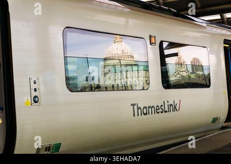 St Paul's Cathedral spiegelt sich in den Fenstern eines Thameslink-Zuges am Bahnhof Blackfriars Bridge. Stockfoto