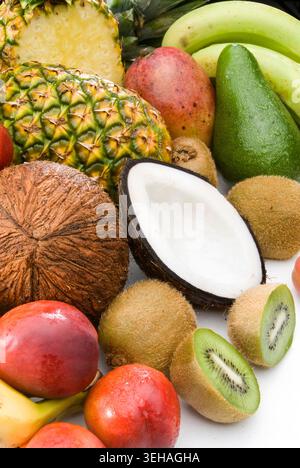 Mischung aus frischen Früchten, bunte Auswahl an saisonalen mediterranen Früchten mit natürlicher Textur, gesunder Snack und nahrhafte Lebensmittelauswahl Stockfoto