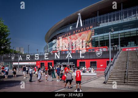 Arsenal-Fans posieren für Fotos vor dem Emirates Stadium in London, nachdem Arsenal 2025–2026 Premier League Champions wurde. Stockfoto