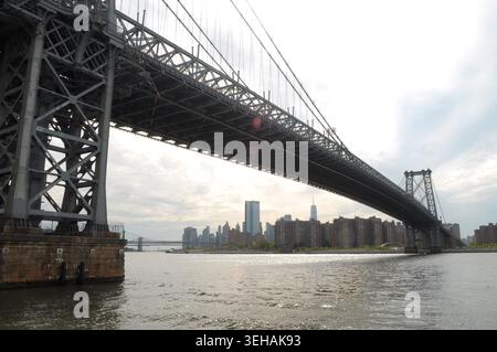 New York, USA. Mai 2026. Die Willamsburg Bridge befindet sich in Williamsburg, Brooklyn, New York City. (Credit Image: © Jimin Kim/SOPA Images via ZUMA Press Wire) NUR REDAKTIONELLE VERWENDUNG! Nicht für kommerzielle ZWECKE! Stockfoto