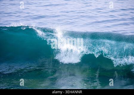 Wellen krachen auf einem stürmischen Meer aufeinander. Das Wasser schwillt und steigt auf und zeigt die Kraft der Natur. Die Szene fängt die rohe Kraft des Ozeans ein Stockfoto