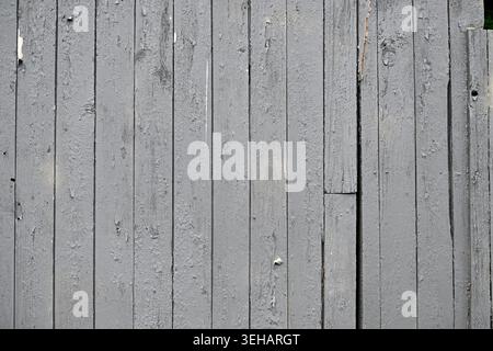 Vertikaler Holzzaun mit lackiertem Holzbrett Stockfoto