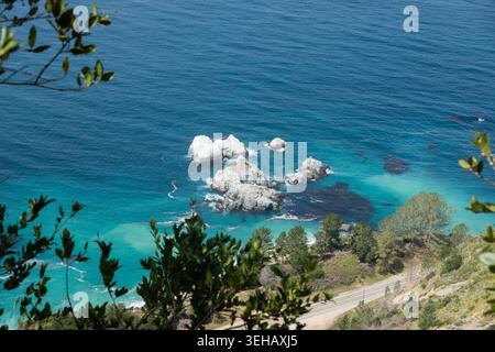 Wunderschönes Türkis und Blau entlang der felsigen Küste von Big Sur in Kalifornien USA Stockfoto