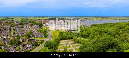 Panoramablick auf das berühmte Dorf Monnickendam mit Yachthafen und niederländischer Landschaft in den Niederlanden im Sommer - Europa Stockfoto