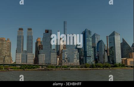 panoramablick auf die Upper West Side Küste an einem sonnigen Sommertag von einem Boot aus, New York City Stockfoto