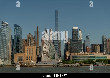 panoramablick auf die Upper West Side Küste an einem sonnigen Sommertag von einem Boot aus, New York City Stockfoto