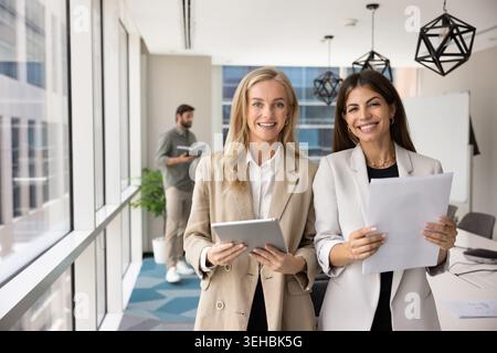 Porträt zweier eleganter Geschäftsfrauen, die in die Kamera schauen Stockfoto