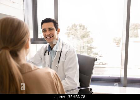 Arzt lächelt im Gespräch mit Patientin Stockfoto