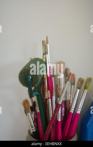 Pinsel Im Klassenzimmer Für Schulkunst Stockfoto