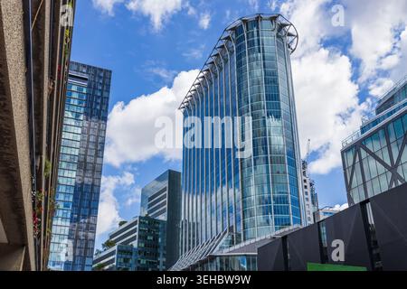 Flacher Blick auf die Bürotürme in der Innenstadt Stockfoto