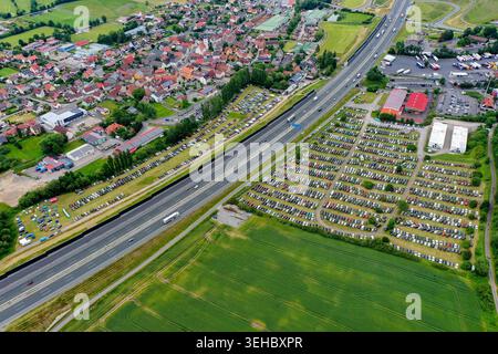 Geiselwind, Deutschland - 20. Juni 2025: Luftaufnahme des Heldenfestes Geiselwind mit riesigen Parkplätzen mit Autos an der Autobahn A3 Stockfoto