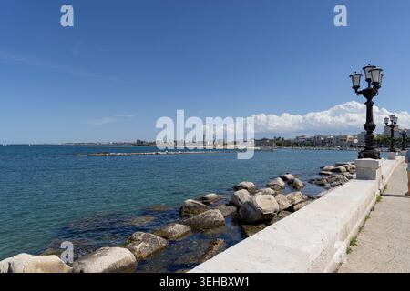 Bari, Italien, Apulien - 23. Mai 2024: Blick auf die Küste von Kaiser Augustus (Lungomare Imperatore Augusto), malerische Promenade an der Adria Stockfoto