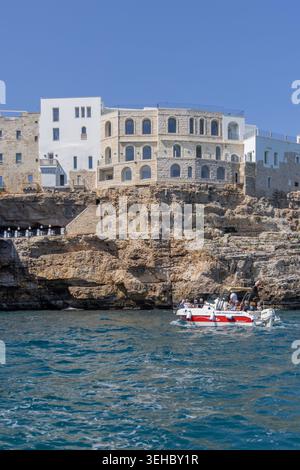 Polignano a Mare, Italien, Apulien - 24. Mai 2024: Gebäude auf Klippen gebaut, Blick vom Meer der Felsen und Höhlen von ​​picturesque.Terrasse der Welt fa Stockfoto