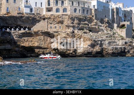 Polignano a Mare, Italien, Apulien - 24. Mai 2024: Gebäude auf Klippen gebaut, Blick vom Meer der Felsen und Höhlen von ​​picturesque.Terrasse der Welt fa Stockfoto