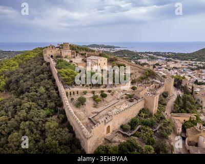 Blick von der Drohne auf die gut erhaltene Festung Castell de Capdepera mit Zinnen und Türmen mit Blick auf die Küstenstadt und das blaue Mittelmeer Stockfoto