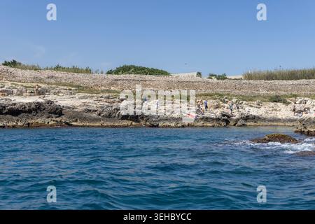 Polignano a Mare, Italien, Apulien - 24. Mai 2024: Blick vom Wasser aus auf die malerische Küste mit Klippen und Höhlen an der Adria. Bootstour entlang der Stockfoto