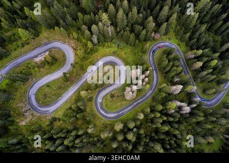 Aus der Vogelperspektive auf die Haarnadelkurven des Giau-Passes in den Dolomiten, Italien Stockfoto