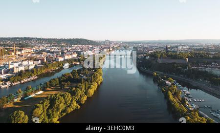 Die Szene zeigt Prags Landschaft mit der Moldau, die sich durch die Stadt schlängelt. Prager Burg und Vysehrad sind in der Ferne auf einem klaren d zu sehen Stockfoto