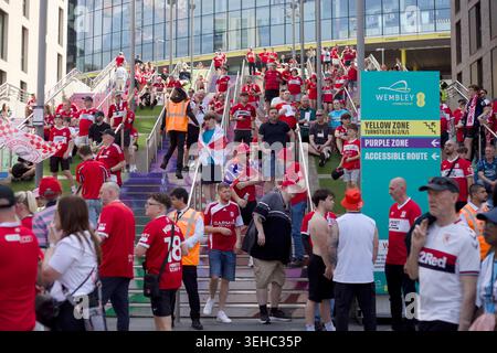 London UK, 23. Mai 2026 Middlesbrough-Fans treffen sich vor dem Wembley Stadium zum Finale der Meisterschaft. Credit Paul Thompson/Alamy Live News Stockfoto