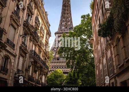 Malerischer Blick auf den Eiffelturm von der Rue de l'Université in Paris, Frankreich Stockfoto