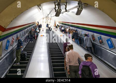Pendler auf der Rolltreppe in der Londoner U-Bahn-Station. London, UK, 16. Juli 2023 Stockfoto