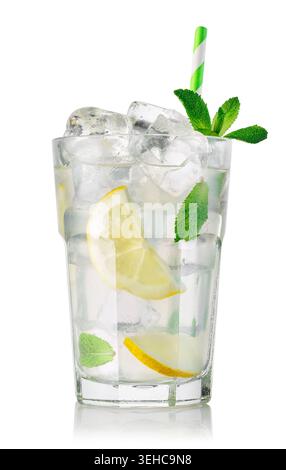 Limonade im Glas mit Eis, Zitronenscheiben und frischen Minzblättern isoliert auf weißem Hintergrund. Kühlendes Sommergetränk mit Konzept Stockfoto