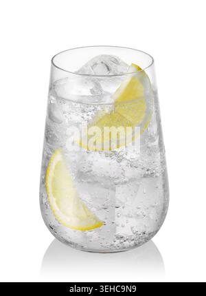 Glas Mineralwasser mit Zitronenscheiben und Eiswürfeln auf weißem Hintergrund Stockfoto