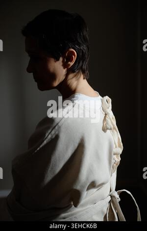 Frau mittleren Alters im Schatten für das Konzept der psychischen Gesundheit Stockfoto