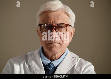 Porträt des Senior man Doctors, der die psychische Versorgung unterstützt Stockfoto
