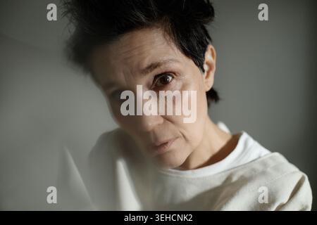 Porträt einer Frau mittleren Alters mit emotionaler Erschöpfung Stockfoto