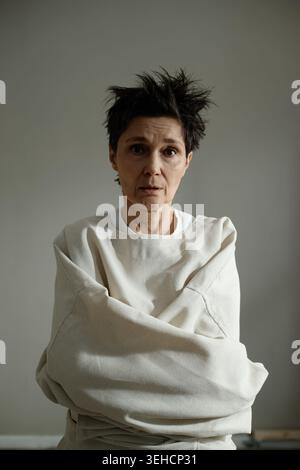 Porträt einer Frau mittleren Alters, die psychische Gesundheitskrise vermittelt Stockfoto