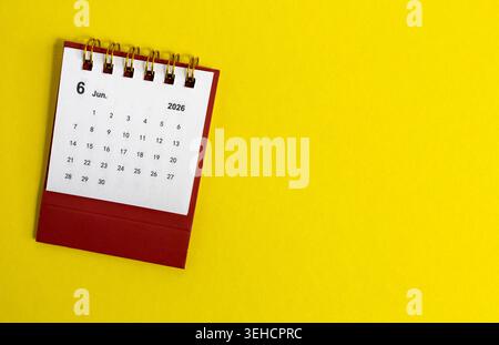 Schreibtischkalender für Juni 2026 auf gelbem Hintergrund. Stockfoto