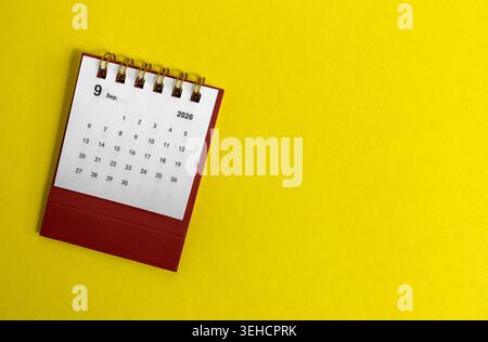 Schreibtischkalender für September 2026 auf gelbem Hintergrund. Stockfoto