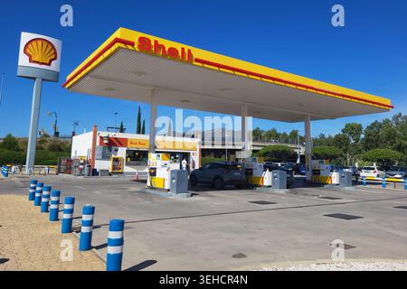 Shell Tankstelle mit 24-Stunden-Geschäft unter klarem blauem Himmel, Außenanlage einer Tankstelle mit Tankstellen, Málaga, Spanien. Stockfoto