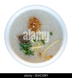 Blick von oben auf Reisbrei oder Reissuppe oder gekochten Reis mit Gewürzen und Hühnerfleisch in der weißen Schüssel ist isoliert auf weißem Hintergrund mit Schnittpfad. Stockfoto