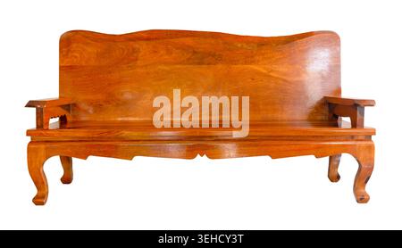 Lange braune Holzbank mit Armlehne ist isoliert auf weißem Hintergrund mit Beschneidungspfad. Stockfoto