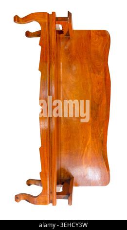 Lange braune Holzbank mit Armlehne ist isoliert auf weißem Hintergrund mit Beschneidungspfad. Stockfoto
