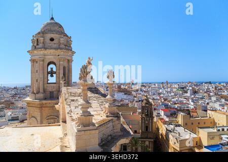 CADIZ, SPANIEN - 22. MAI 2017: Dies ist ein Blick auf die Altstadt von der Höhe der Kathedrale. Stockfoto