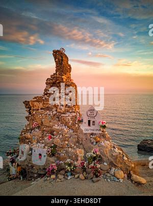 Virgen del Mar (Schutzpatron der Seeleute) und der Christus des Meeresfelsens, die Küste zwischen Torrox Costa und Nerja, Provinz Malaga, Andalusien, Spanien. Stockfoto