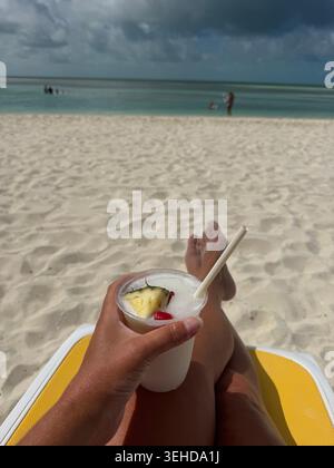 pina Colada in einer Frauenliege in der karibik Stockfoto