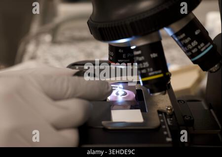 US Air Force Staff Sgt. Adam Combs, Unteroffizier der 39th Healthcare Operations Squadron, verantwortlich für Clinical Laboratory Operations, verwendet einen Stockfoto