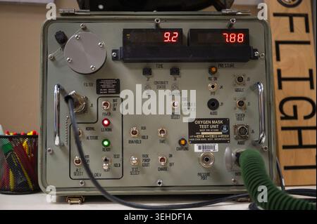 Eine Testeinheit für Sauerstoffmaske überprüft die Maskenfunktionalität im Hurlburt Field, Florida, 16. April 2025. Flugzeugtechniker verlassen sich auf speciali Stockfoto