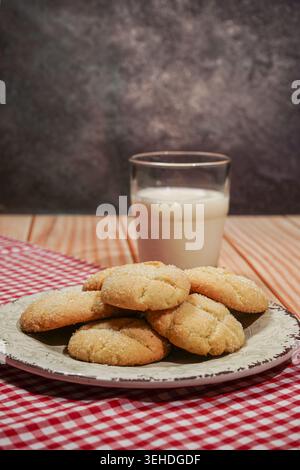 Stapel Butterkekse, großzügig mit Kristallzucker auf einem kunstvollen Vintage-Teller bestäubt. Das Bild vermittelt Wärme und traditionelle hausgemachte Goodles Stockfoto
