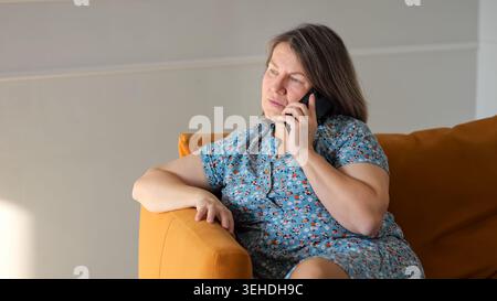 Frauen In Verschiedenen Settings Koordinieren Und Überprüfen Ihre Bevorstehenden Termine Systematisch. Verschiedene Frauen In Unterschiedlichen Umgebungen Methodisch Stockfoto