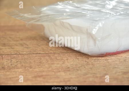 Transparente Plastiktüten, die auf dem Tisch angeordnet sind Stockfoto