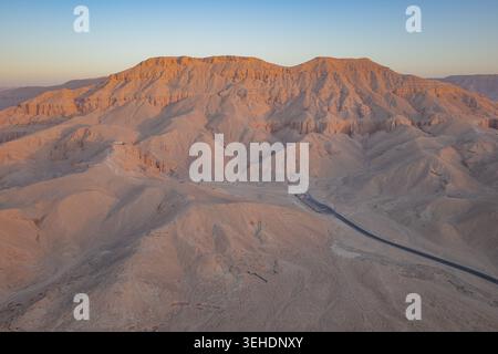 Luxor, Ägypten - 29. Januar 2026: Sonnenaufgang über den Gräbern der Adligen am Westufer des Nils, Luxor Stockfoto